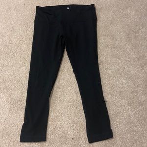 Black leggings that go up to the ankle